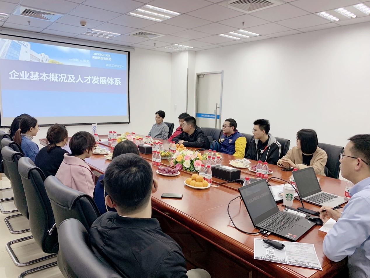 走進必威betway网址,與(yu) 學子共話成長