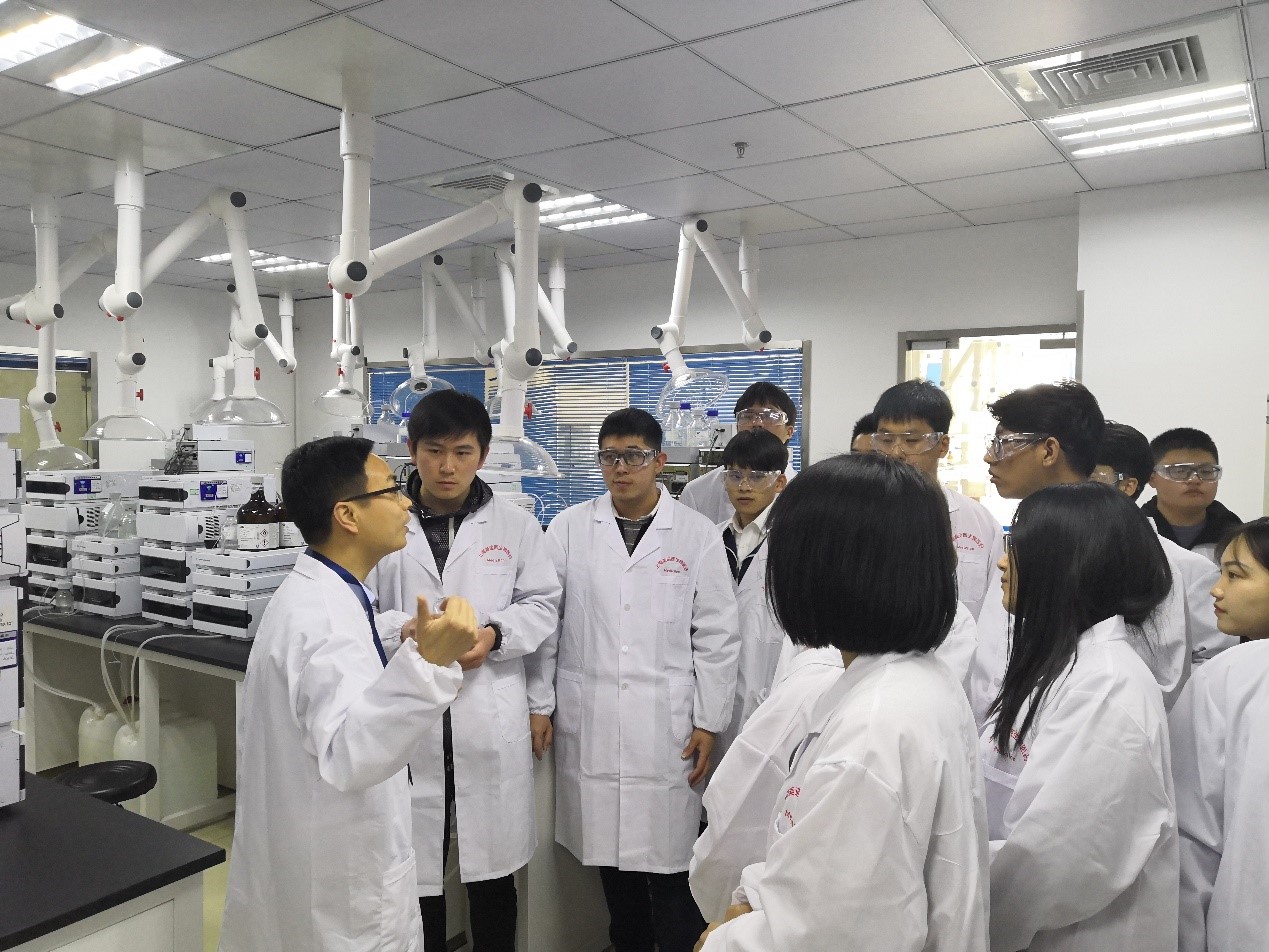 走進必威betway网址,與(yu) 學子共話成長