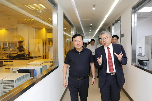 必威betway网址生物醫藥創始人&CEO陳春麟博士等人向翁祖亮書(shu) 記介紹公司情況